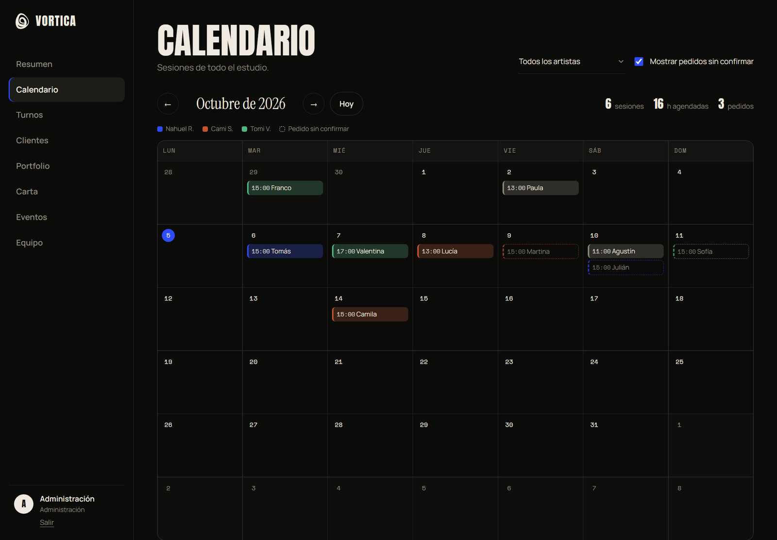 Calendario mensual del panel de Vortica con sesiones de colores por artista y pedidos sin confirmar punteados.